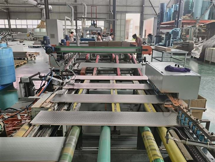 Indoor Waterproof Wood Grain Rigid Core PVC Plank Click Lock SPC Vinyl Flooring